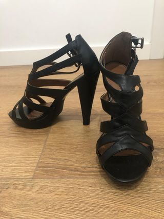 Tacones negros de tiras