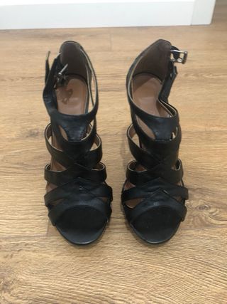 Tacones negros de tiras