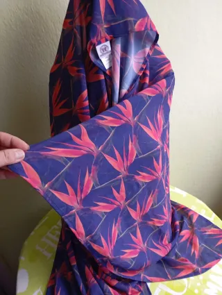 Pareo estampado floral azul y rosa