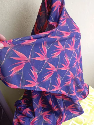 Pareo estampado floral azul y rosa