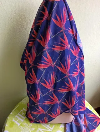 Pareo estampado floral azul y rosa