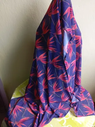 Pareo estampado floral azul y rosa