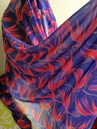 Pareo estampado floral azul y rosa