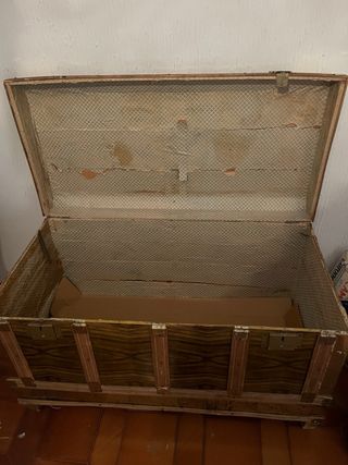 Baúl antiguo madera y metal.