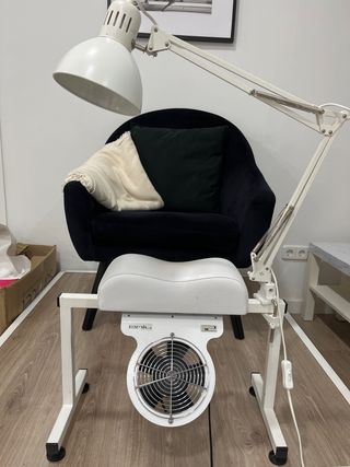 Reposapiés y aspirador para pedicura. SILLÓN NO