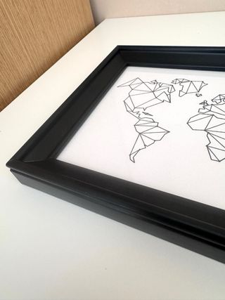 Marco negro con lámina mapa del mundo