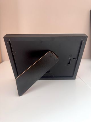 Marco negro con lámina mapa del mundo