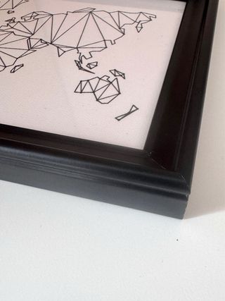 Marco negro con lámina mapa del mundo