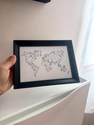 Marco negro con lámina mapa del mundo