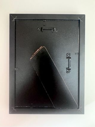 Marco negro con lámina mapa del mundo