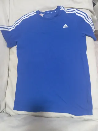 Camiseta Adidas azul con rayas blancas