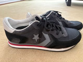 Zapatillas Converse grises y negras