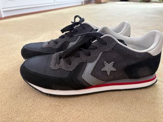 Zapatillas Converse grises y negras