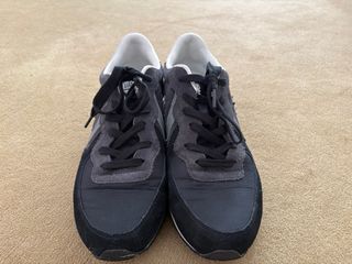 Zapatillas Converse grises y negras