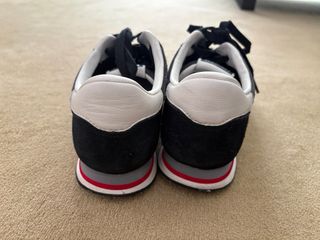 Zapatillas Converse grises y negras