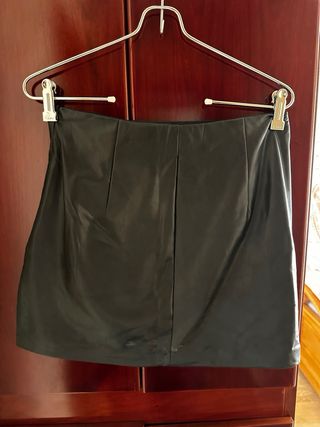 Falda corta cuero negra
