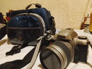 Cámara Nikon Plata y Negra