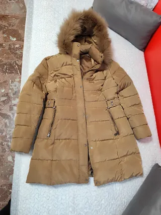 Abrigo acolchado con capucha y pelo