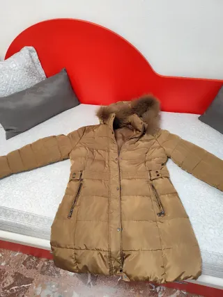 Abrigo acolchado con capucha y pelo