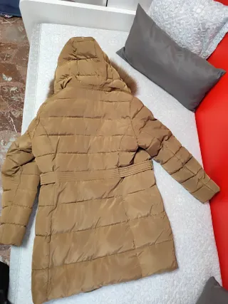 Abrigo acolchado con capucha y pelo