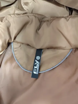 Abrigo acolchado con capucha y pelo