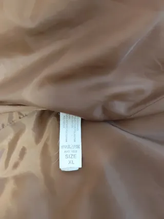 Abrigo acolchado con capucha y pelo