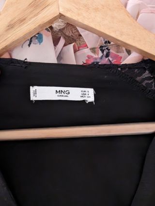 Vestido negro Mango con cenefa