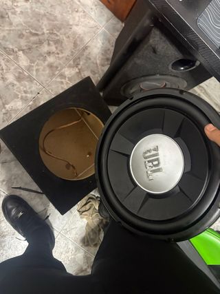 Subwoofer JBL solo el altavoz