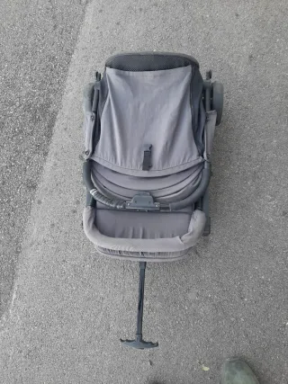 Carrito de bebé gris