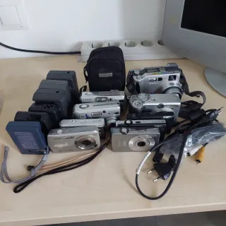 Lotto di 10 fotocamere digitali + 6 caricatori e cavi
