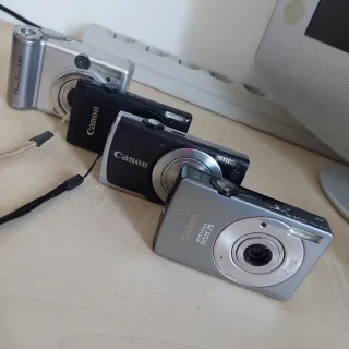 Lotto di 10 fotocamere digitali + 6 caricatori e cavi