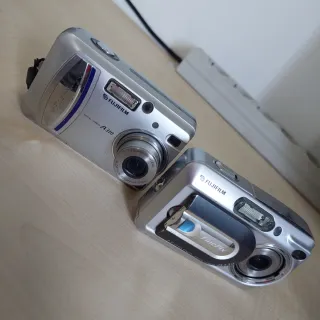 Lotto di 10 fotocamere digitali + 6 caricatori e cavi