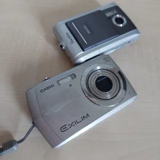 Lotto di 10 fotocamere digitali + 6 caricatori e cavi