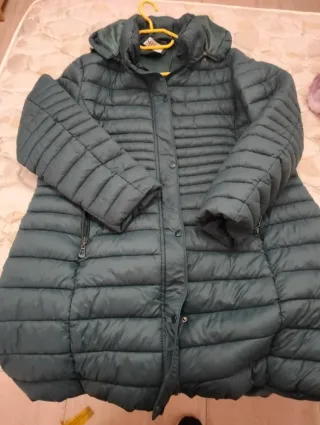 Cazadora verde acolchada con capucha