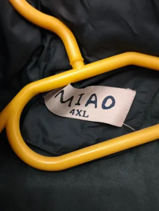 Cazadora verde acolchada con capucha