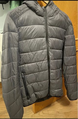 Abrigo acolchado gris con capucha