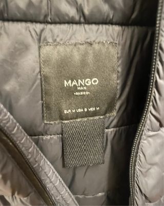 Abrigo acolchado gris con capucha