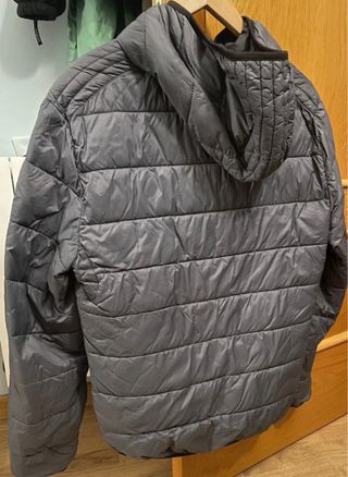 Abrigo acolchado gris con capucha