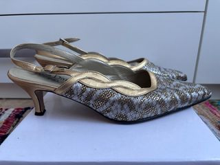 Zapatos de fiesta dorados y plateados