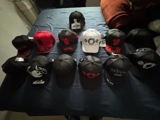 Gorras Negras y Blancas