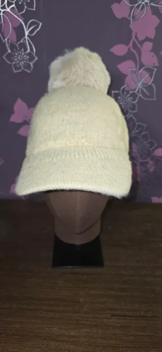 Gorra lana crema con pompón pelo