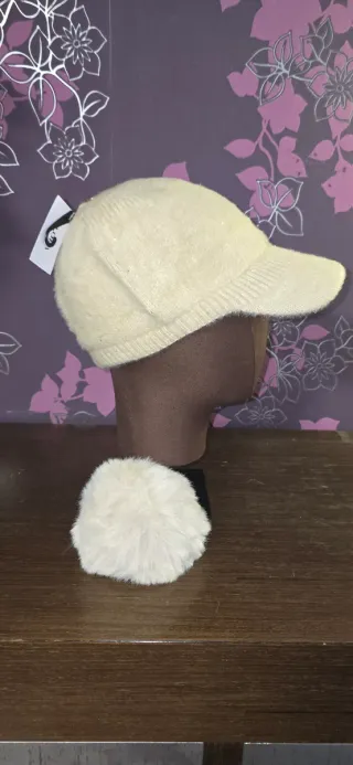 Gorra lana crema con pompón pelo