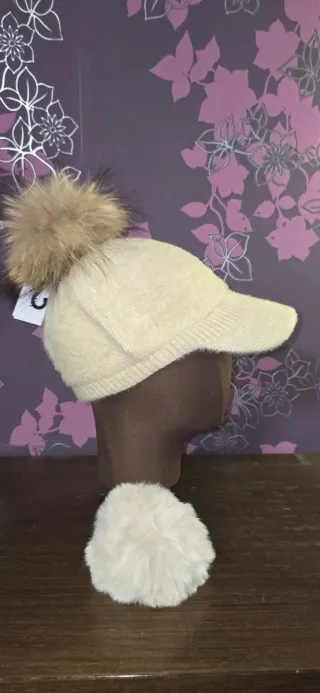 Gorra lana crema con pompón pelo