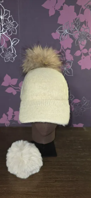 Gorra lana crema con pompón pelo