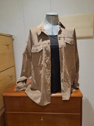 Sobrecamisa pana fina beige Stradivarius Talla L