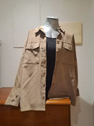 Sobrecamisa pana fina beige Stradivarius Talla L