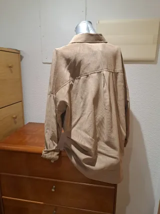 Sobrecamisa pana fina beige Stradivarius Talla L