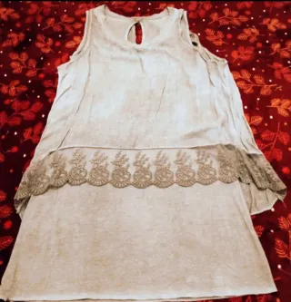 Vestido midi color topo con encaje