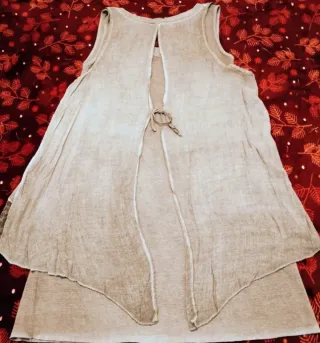 Vestido midi color topo con encaje