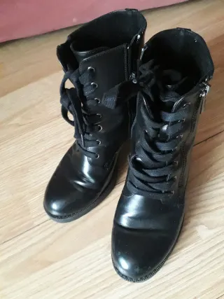 Botas negras con cordones y cremallera